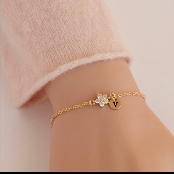 BRAND NEW- Little Girl’s initial gold bracelet - Picture 1 of 1